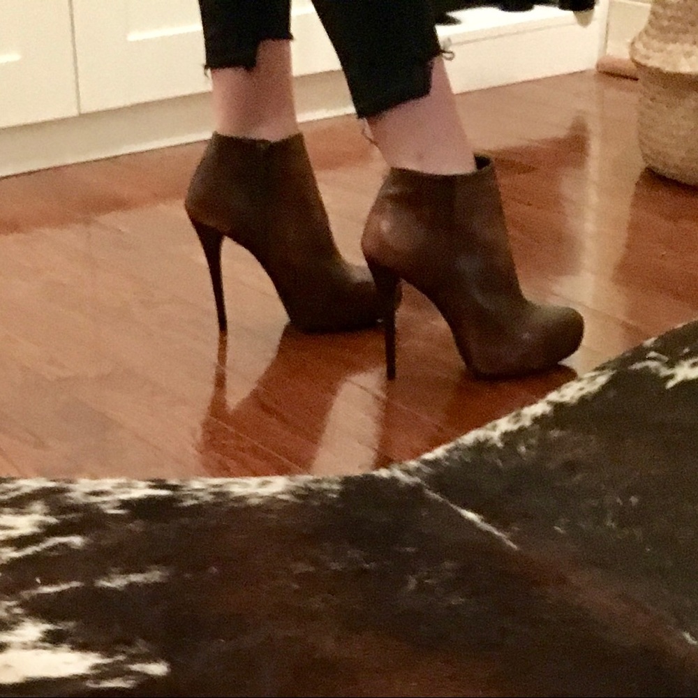 New Stuart Weitzman leather ankle high booties
